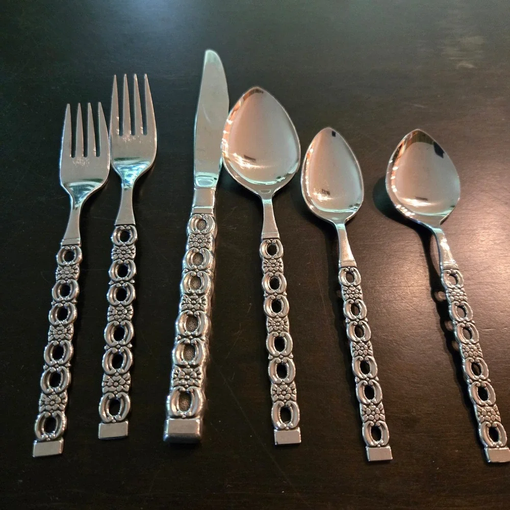 39Pc Oneida Deluxe Applique Stainless Flatware Set MCM Servings 7-8 Forks Spoons